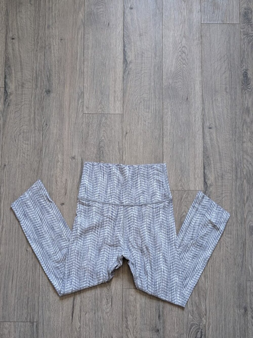 84.🩶 Lululemon Textured Capri Leggings — Gray & White (Size 8) 🩶